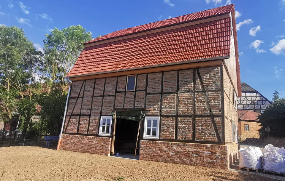 Rückseite mit modellierter Oberfläche